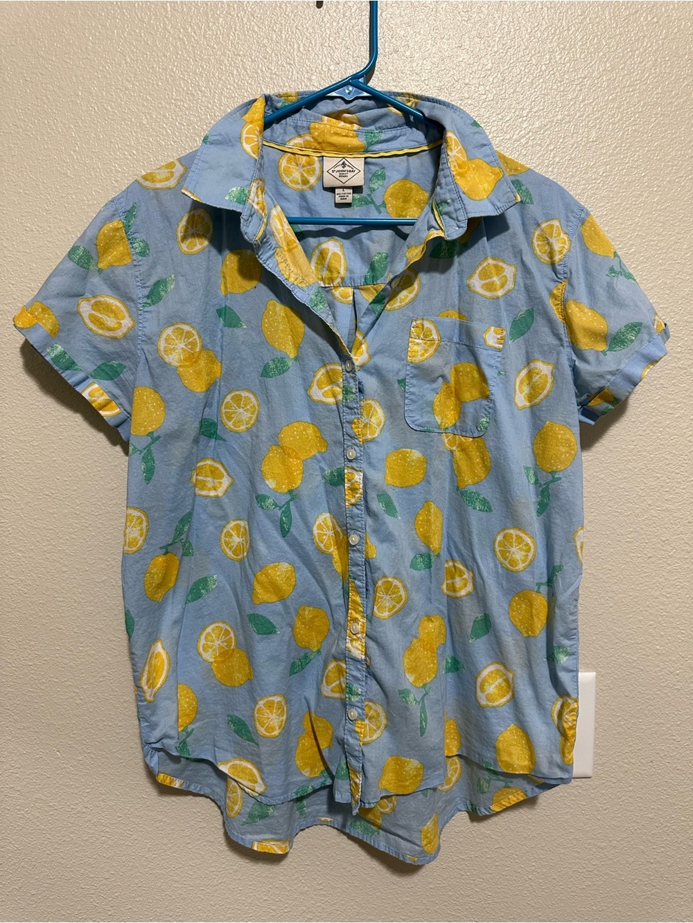 Women’s Short-Sleeve Button-Up Shirt